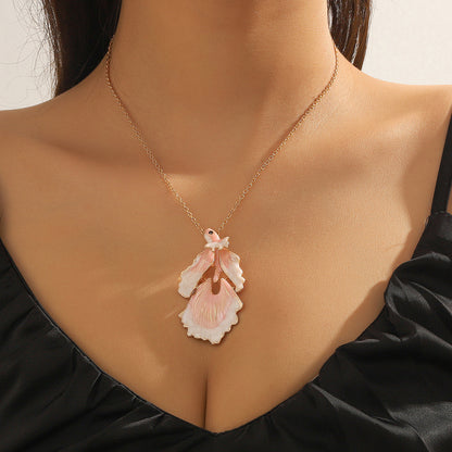 Oro Collar hermoso con estilo único